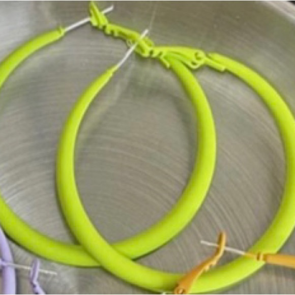 80’s Bundle(L tracksuit, yellow belt, yellow hoop earrings, banana clip set) - Picture 9 of 14